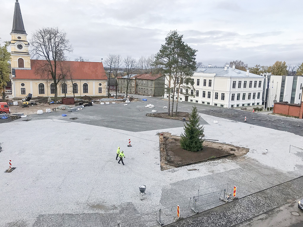 Võru keskväljakule istutati kuusepuu, millest saab jõulupuu - Lõunaeestlane